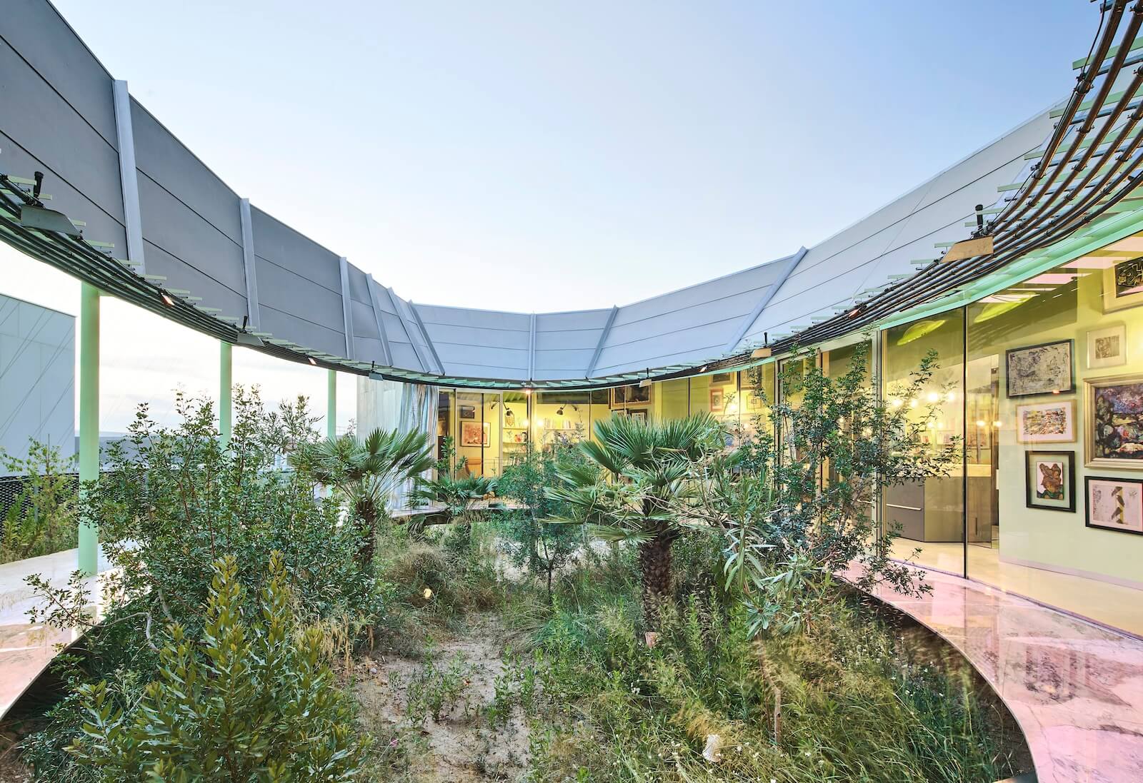 Encircling its own central ecosystem, the Rambla Climate– House by Andrés Jaque is a response to the land-flattening and ravine-destroying suburbanization taking place around its site in the once-rural municipality of Molina de Segura in Murcia, Spain.