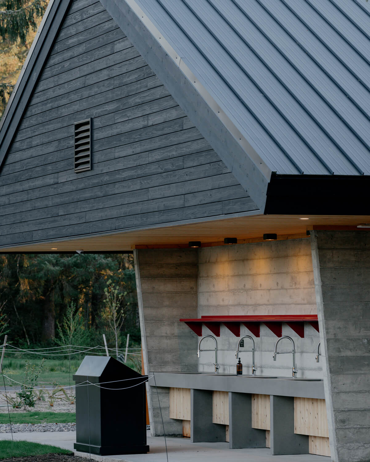 In keeping with the aesthetic of Snow Peak’s Japanese campsites, the wash house is finished in shou sugi ban cladding from Nakamoto Forestry.