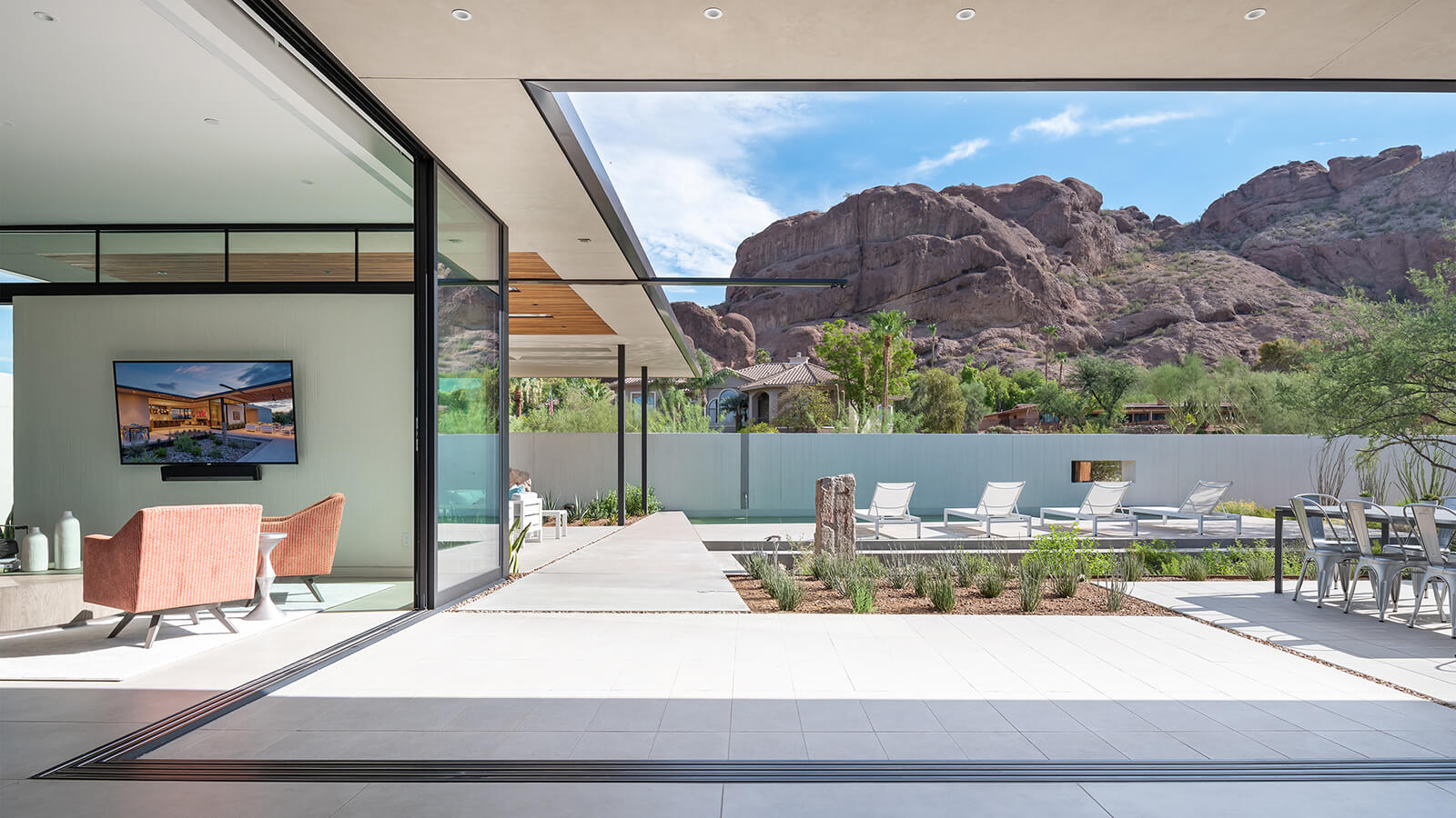 Phoenix home embraces indoor-outdoor living with sliding glass doors by Western Window Systems