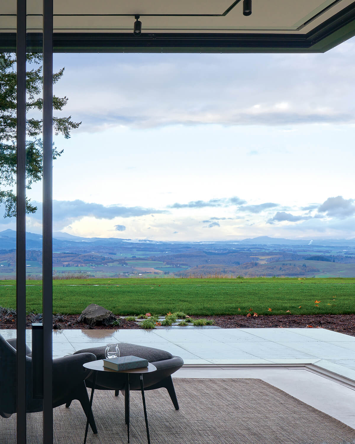 Oregon home embraces indoor-outdoor living with sliding glass doors by Western Window Systems