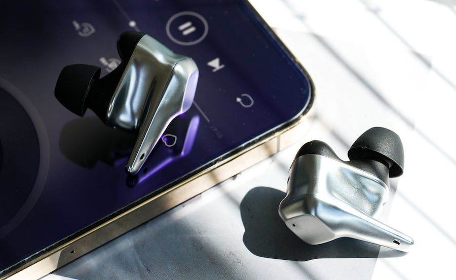 HiFiMAN SVANAR Wireless LE Earphones Lifestyle